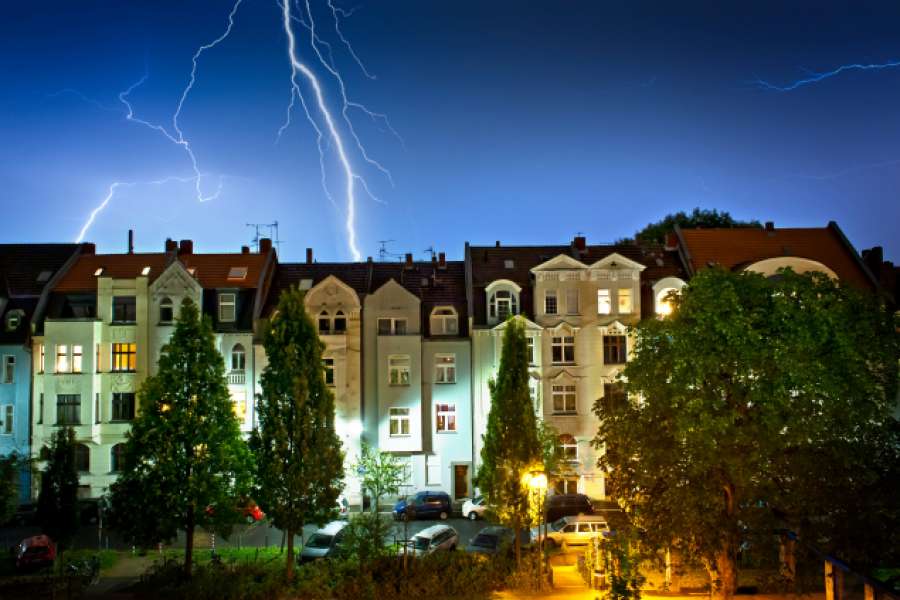 Bei Schäden, die bei Sturm, Blitz oder Hagel auftreten, leistet in der Regel die Wohngebäudeversicherung. FOTO: Adobestock/ Tom Bayer