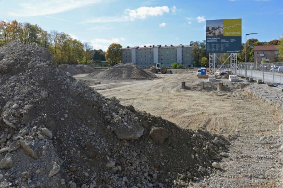 Die Baustelle an der Ludlstraße in München-Hadern mit Bestandsgebäude im Hintergrund. FOTO: GEWOFAG