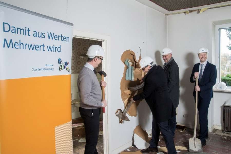 Wuppertals Oberbürgermeister und Vertreter der GWG haben Spaß beim Start der Umbaumaßnahme in der Sedanstr. 85. FOTO: GWG/Tom V Kortmann