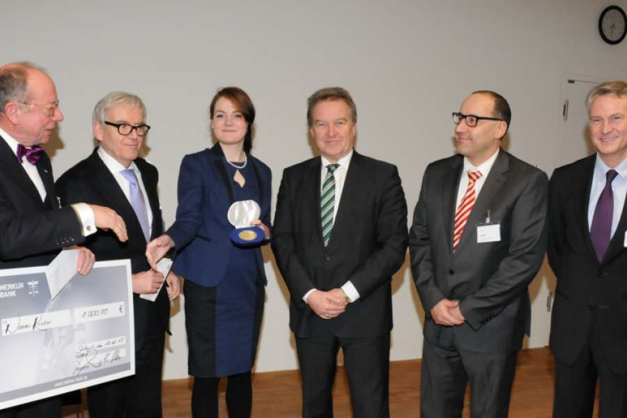 Henning Kalkmann gratuliert zusammen mit Herbert Klingohr, Minister Franz Untersteller, Gerald Lipka und Prof. Dr. Robert Gööz (v.r.) der Preisträgerin Naomi Kroker. Foto: HfWU