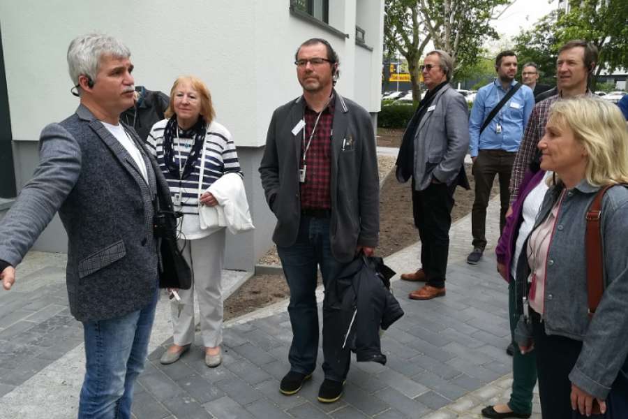 Frank Beckmann führt die Besucher durchs Quartier. Foto: Engelbrecht
