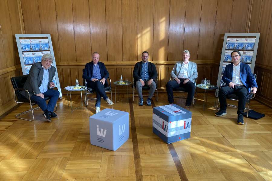 Moderiert von Christian Veh (IVV) diskutieren Gero Lücking (Techem), Dominik Unger (Gewobag ED Energie), Marko Kubatzki (WGLi) und René Ebert (VdZ) (v.li.n.re.). Foto: easylivestream