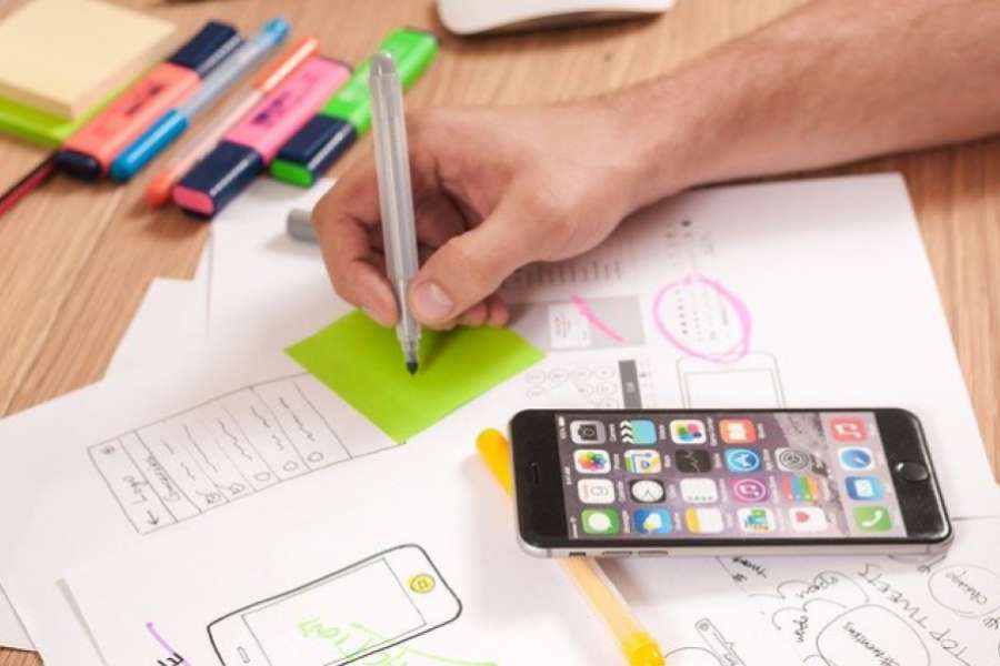 Statt E-Mail und Telefonieren, könnten Vermieter und Bewohner eines Wohnhauses über eine App miteinander in Kontakt treten. FOTO: PIXABAY/FIRMBEE