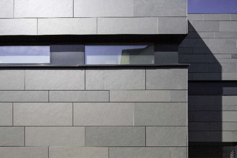 Symmetrische Schieferdeckung mit unsichtbaren Hinterschnittankern und edlen Spaltoberflächen. FOTO: RATHSCHECK SCHIEFER