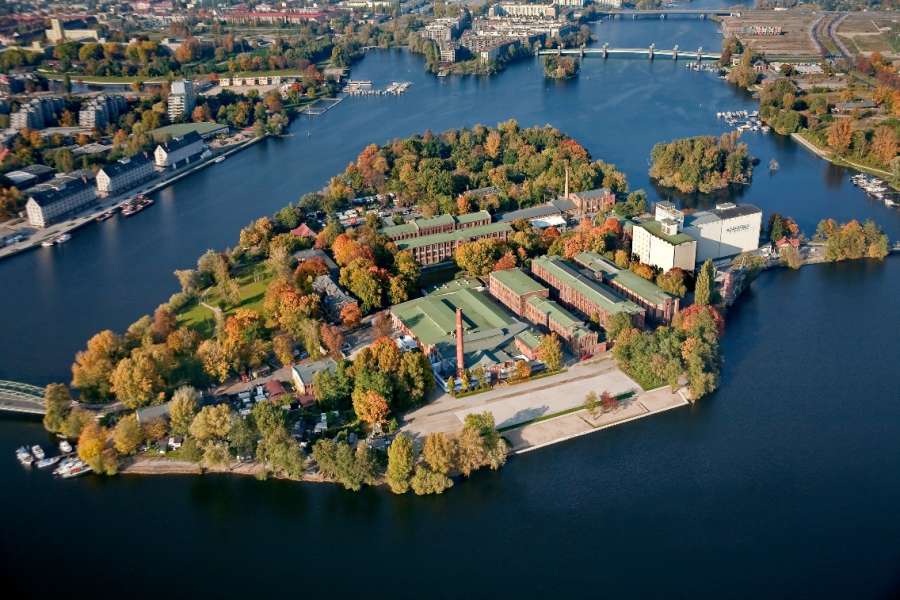 Nur durch zwei Brücken ist die geschichtsträchtige und romantische Parkinsel vom pulsierenden Berlin getrennt. Foto: Prinz von Preussen Grundbesitz AG.