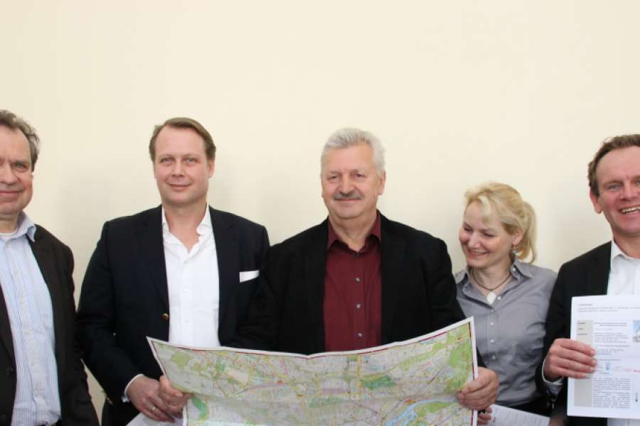 Reiner Wild (GF Berliner Mieterverein), Dr. Hubert Geppert (Einzeleigentümer im Modellgebiet), Wilfried Nünthel (Stadtrat für Stadtentwicklung Bezirk Lichtenberg), Kirsten Schindler (Klimaschutzbeauftragte Lichtenberg) und Stefan Grützmacher (Vorstandsvorsitzender GASAG) haben das Pilotprojekt im Bezirk Lichtenberg vorgestellt (v.l.n.r.). Foto: Lbg.