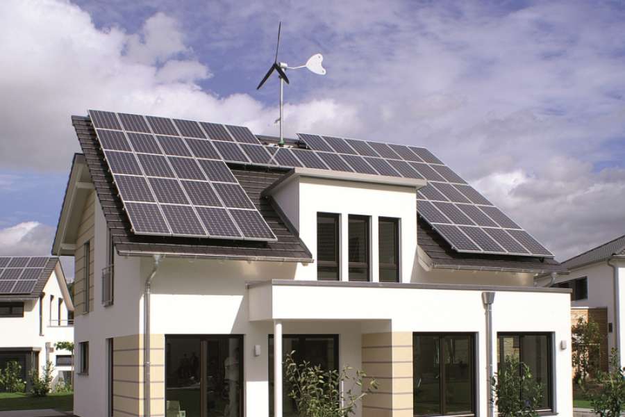 Kleinwindanlage und Solarmodule nutzen die Energie aus Wind und Sonne, Foto: Rensch-Haus/txn