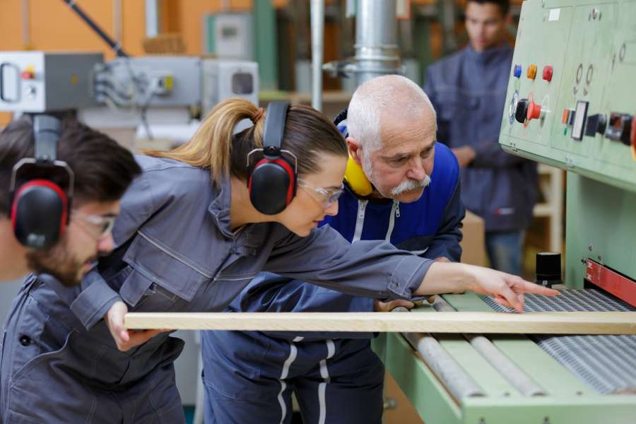 Nur 2,8 Prozent der gewerblichen Auszubildenden sind Frauen. Foto: Adobestock/auremar