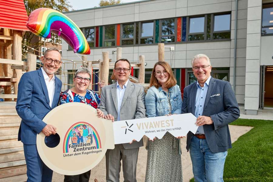 VIVAWEST übergibt den Schlüssel für die neue Kita an die Evangelische Kirche. Foto: VIVAWEST