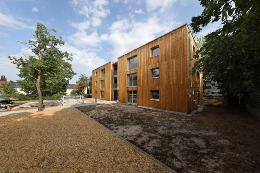 Das Pilotprojekt umfasst zwei Wohngebäude mit zwölf Wohnungen, die nach ihrer vorübergehenden Nutzung für die Unterbringung von Flüchtlingen dem Mietmarkt zugeführt werden. Foto: Fotostudio Thomas Müller