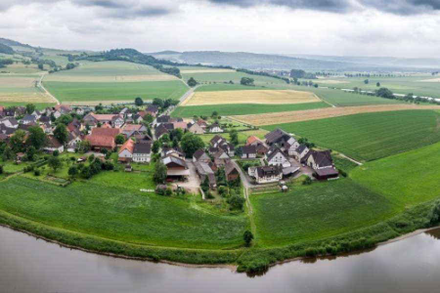 Weserschleife bei Dölme: Als Flächenland ist Niedersachsen ein klassisches „Eigenheim-Land“. 58 Prozent aller Wohnungen befinden sich in Ein- oder Zweifamilienhäusern. Quelle: Adobestock/Carl-Jürgen Bautsch