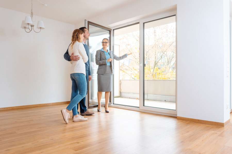 Anschauen ist erlaubt, eine fremde Person anfassen jedoch nicht. Auch bei Wohnungsbesichtigungen gilt es Kontakt- und Hygieneregeln einzuhalten. FOTO: ADOBESTOCK/KZENON